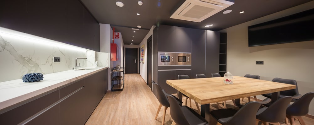 Airhostel Barcelona Airport 24h 
