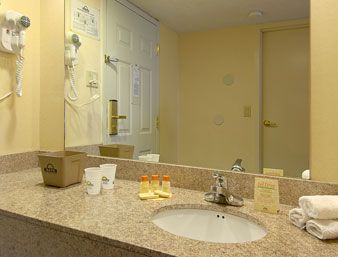 Days Inn By Wyndham Hartford/Closest Downtown 
