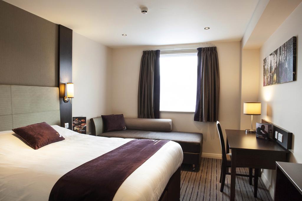 Premier Inn Manchester City Centre (Portland Street) Premier Inn Manchester City Centre (Portland Street)