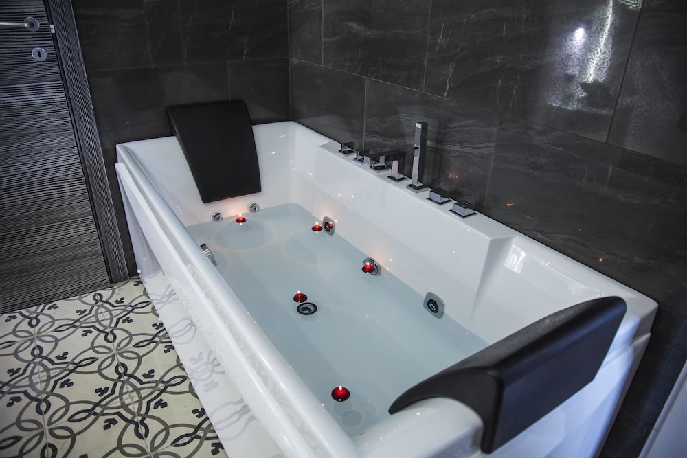VILLA ADELAIDE SUITE & ROOM 2